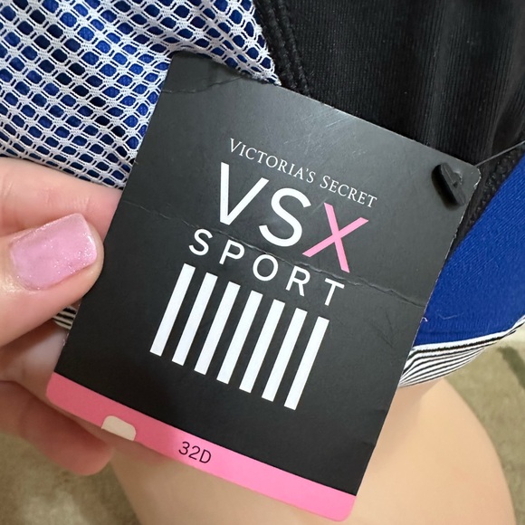 Victoria’s Secret sports bra size 32D - Picture 7 of 8